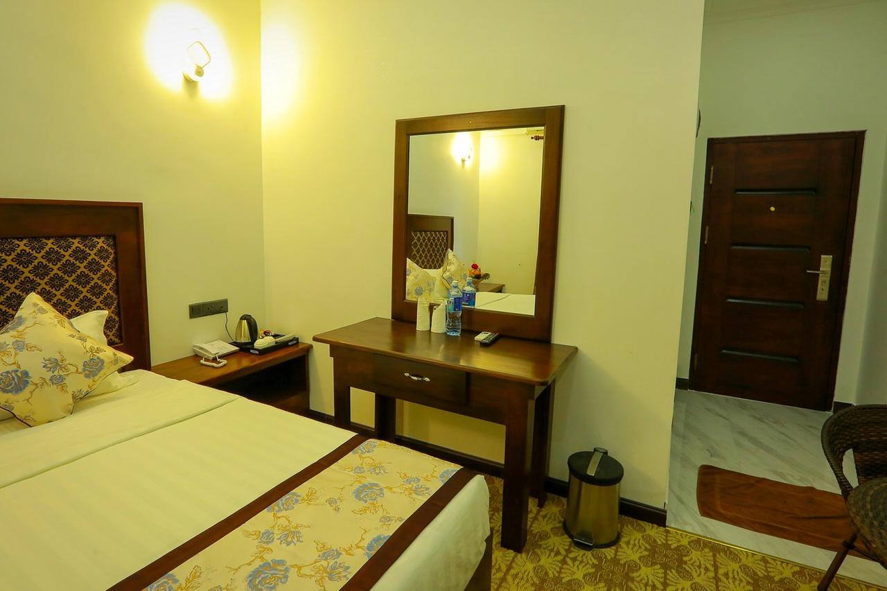 Euro Star Hotel Katunayaka Exteriör bild