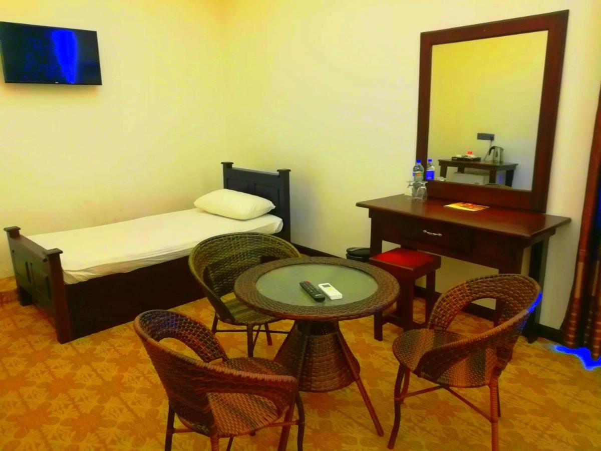 Euro Star Hotel Katunayaka Exteriör bild