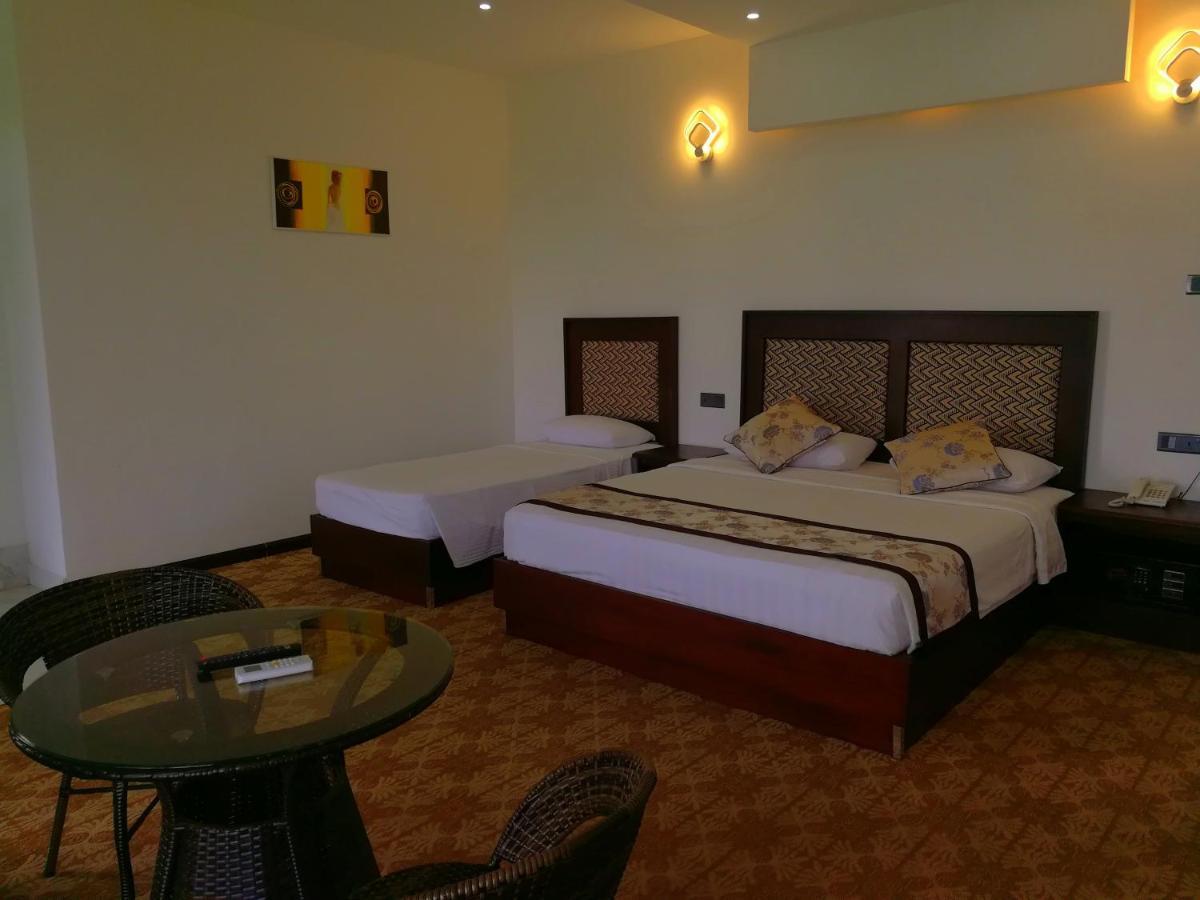 Euro Star Hotel Katunayaka Exteriör bild