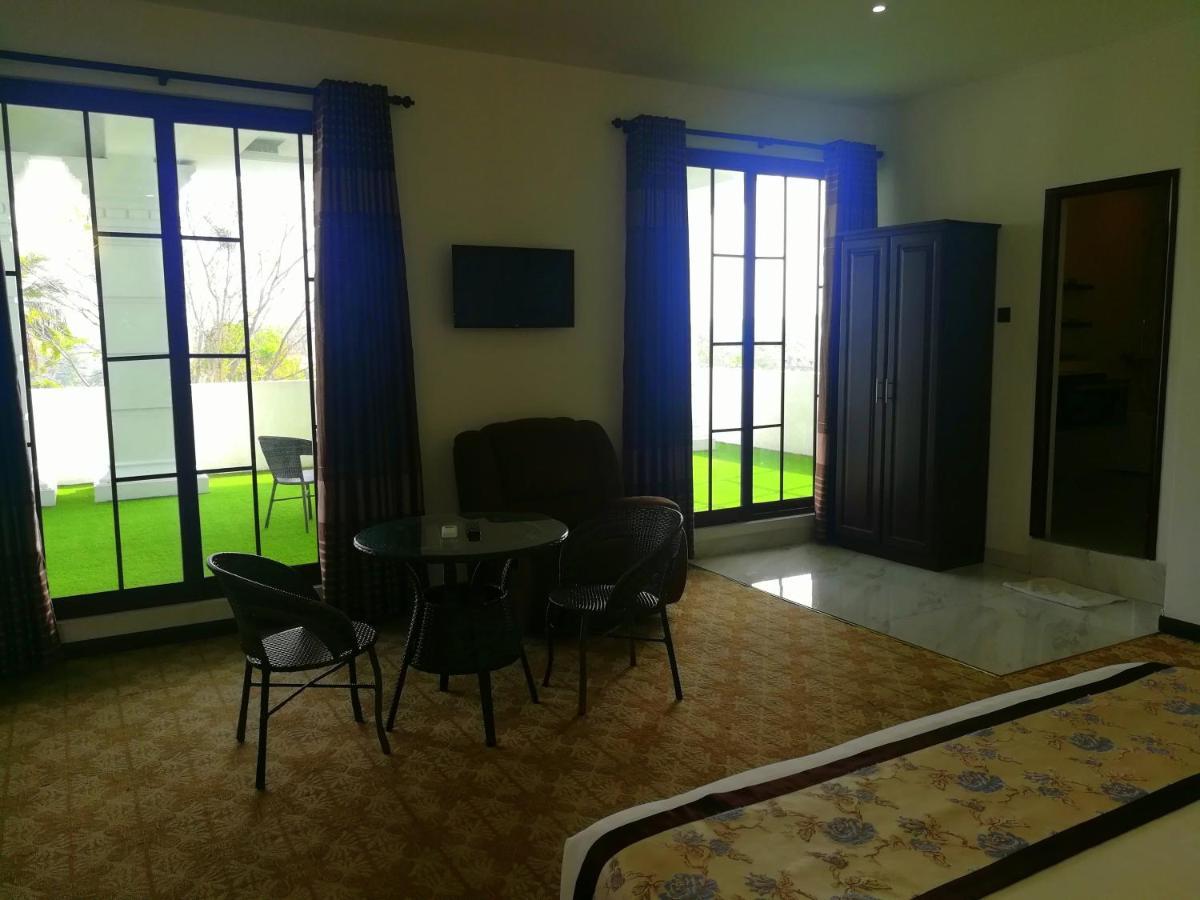 Euro Star Hotel Katunayaka Exteriör bild